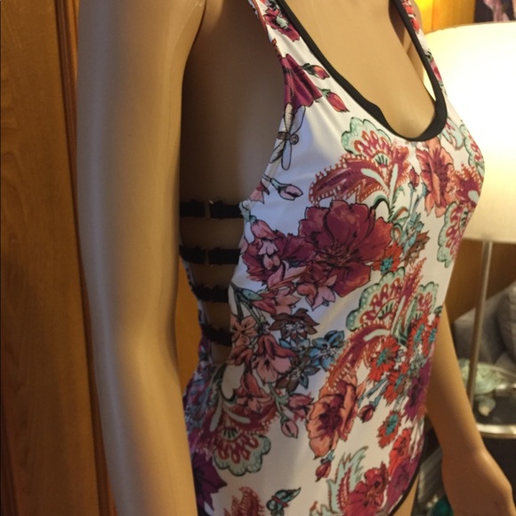 Gibson & Latimer One-Piece Swimsuit - Picture 3 of 8